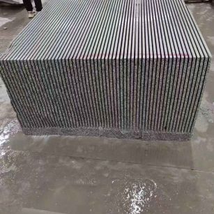 东莞芝麻白毛板荒料切割